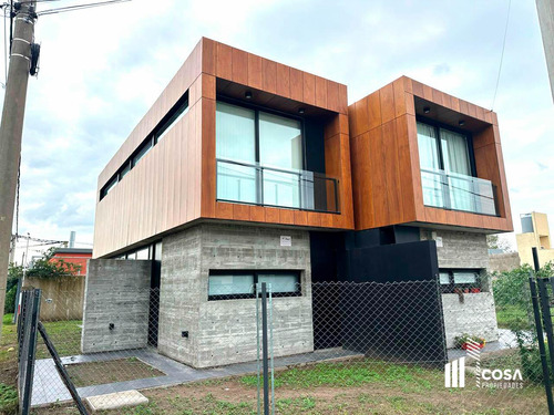 Casa De 2 Dormitorios En Venta  - Zona Fisherton