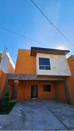 Casa Sola En Venta En Fraccionamiento Leandro Valle, Saltillo, Coahuila