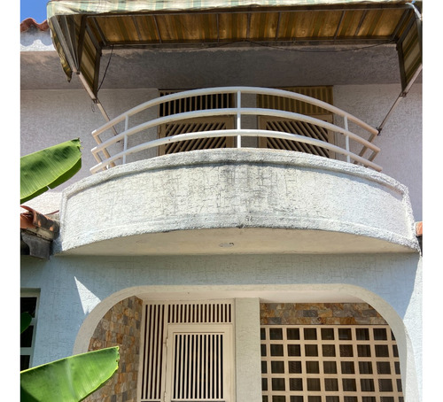 Casa De Dos Plantas En La Urbanizacion Ceuta, Avenida El Ejercito. 