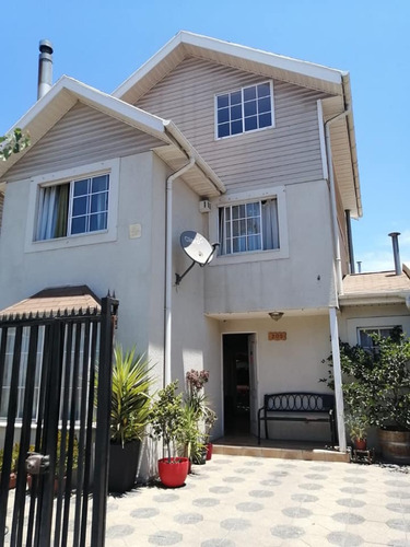 Esplendida Casa Aislada De 3 Pisos En Barrio Residencial...