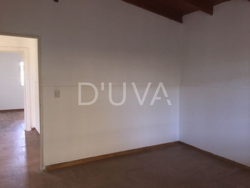 Casa De 2 Dormitorios. Calle 14 E/ 664 Y 665
