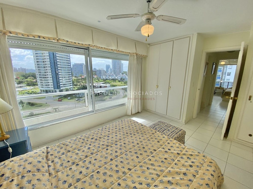 Imagen 15 de 24 de Venta De Apartamento De 2 Dormitorios En Edificio Torre Marina Punta Del Este