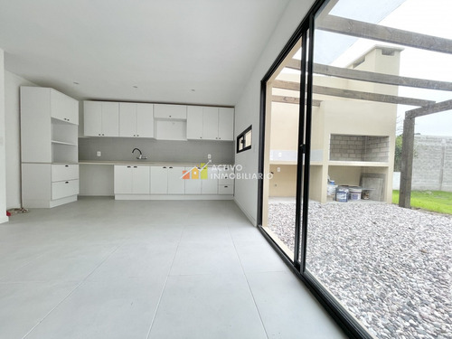 Venta Casa 715 Metros 3 Dormitorios + Patio Con Parrillero - Solymar
