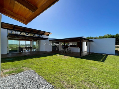 Imagen 3 de 30 de Venta De Espectacular Casa De 4 Dormitorios En Pueblo Mio