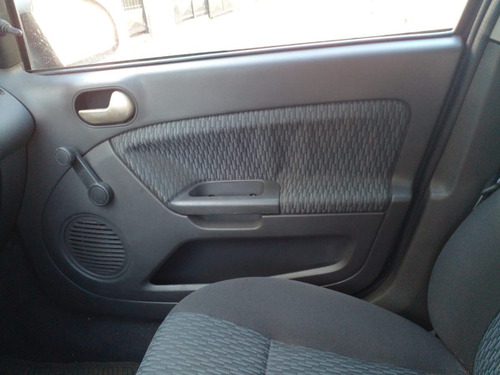 Imagen 5 de 10 de Ford Fiesta Max 1.6 Ambient 2006