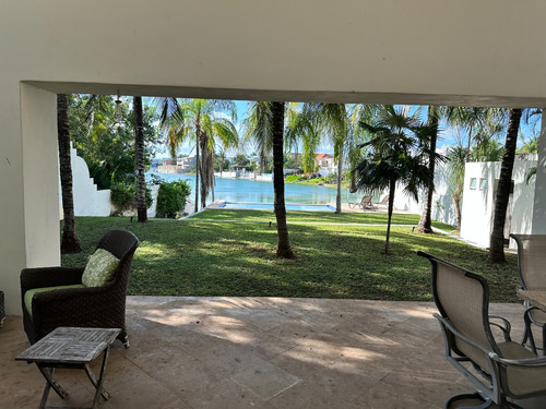 Moderna Residencia Con Alberca Y Vista Espectacular Al Lago En Lagos Del Sol