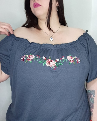 Imagen 2 de 2 de Blusa Paisana Modal Con Bordado Floral Talle Especial Mujer