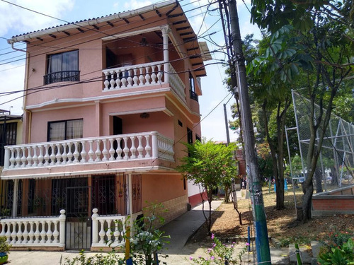 Vendo Casa Esquinera De Tres Pisos  Barrio Villa Del Prado $236.000.000