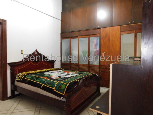 Fredxia Castillo Vende Amplia Casa, Amoblada Y Con Piscina En La Avenida Los Abogados De Barquisimeto # 25-11394