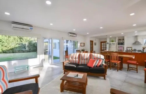 Casa En Venta - 4 Dormitorios 3 Baños - Verónica