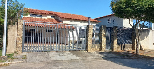 Imagen 3 de 12 de Linda, Cómoda Y Amplia Casa Ideal Para Vivir O Vacacional En Juangriego #2916