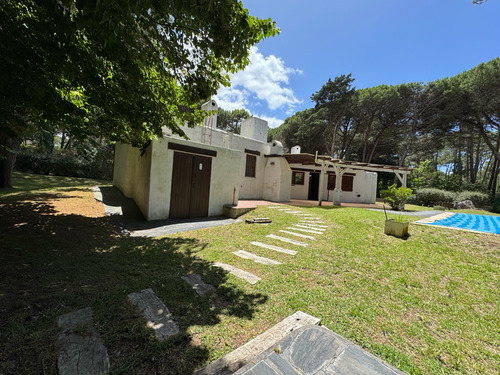 Casa En Venta En Carilo