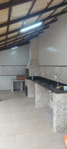 Chácara No Centro De Faria Lemos/mg Com 700m2, Com 2 Casas Uma Grande Em Alto Padrão E Uma Casa Menor, Com Piscina E Área Goumet E Pomar Com Muitas Frutas, Pronta Para Morar