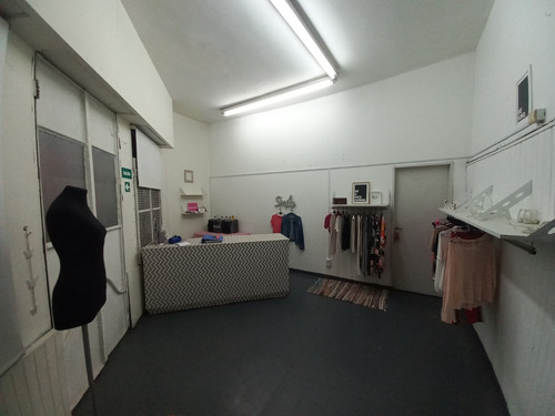 Venta Casa Lote Propio Con Garage Cubierto Y Local En Esquina 2 Plantas Con 2 Terrazas Tiene 166 M2 Cubiertos. A 3 Cuadras Parque Sarmiento Y Av Balbin, 4 Cuadras Av Gral Paz Y A 3 Cuadras Av Parque