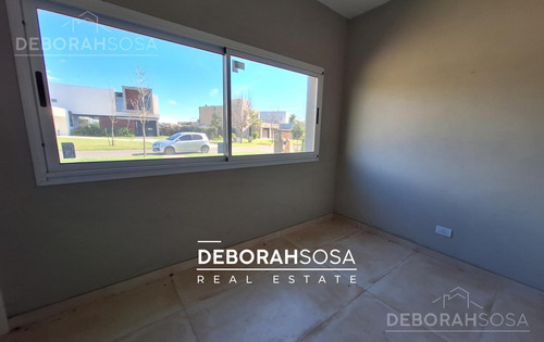 Casa En Venta En Barrio-el Canton -al Agua-zona Norte -a La Laguna-escobar