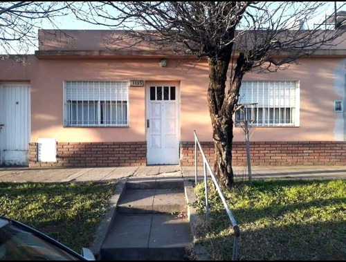 Casa En Junín (calle Larrory Y Lugones)