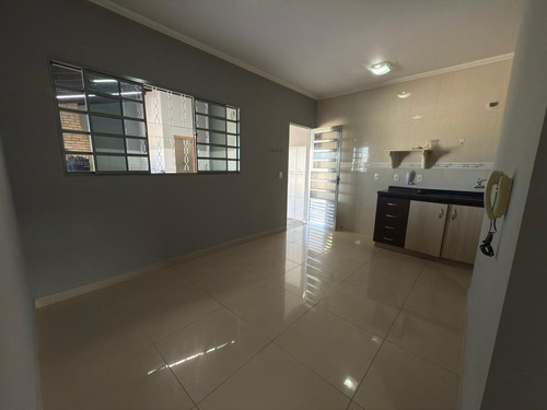 Casa Com 2 Dormitórios, Sala, Cozinha E Banheiros
