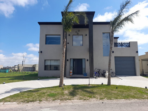 Excelente Propiedad De 360m2 Cubiertos En Dos Plantas Con 5 Habitaciones, Playroom, Con Garage Con Porton Electrico , Piscina, Galeria Con Parrilla En Lote De 700m2