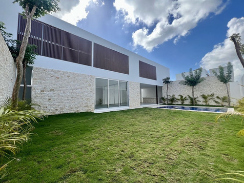 Casa En Venta En Merida, Privada El Origen, Mod 659 Con Alberca