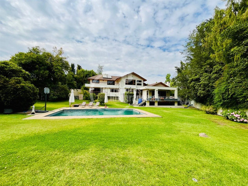Casa En Venta De 7 Dorm. En Los Dominicos Antiguo