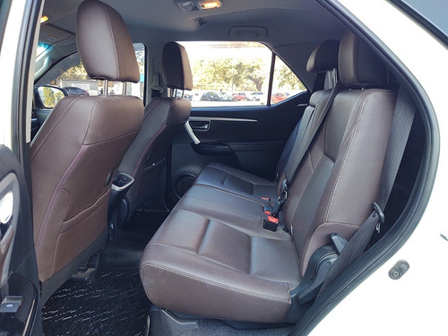 Imagen 16 de 25 de Toyota Hilux Sw4 2016 Srx 4x4 At 7 Asientos Abasto Motors