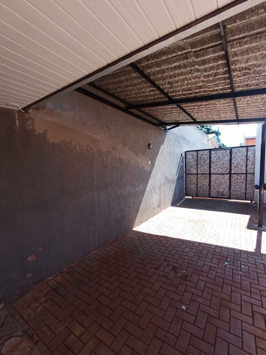 2 Casas No Mesmo Patio Com Muros Altos Separando