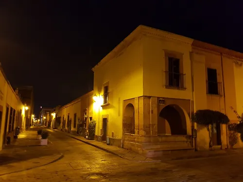 Ubicadísima, En Una De Las Calles Más Lindas De Querétaro, En El Corazón De Su Centro Histórico!