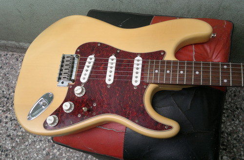Squier Stratocaster Standard Indonesia Diestro Amarillo Palo De Rosa (Usado)