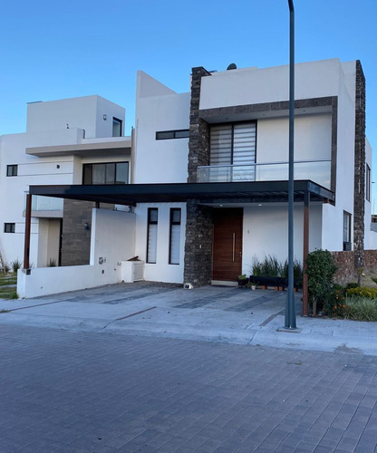 Casa En Venta En Cañadas Del Arroyo, 4 Recamaras, 3 Niveles,