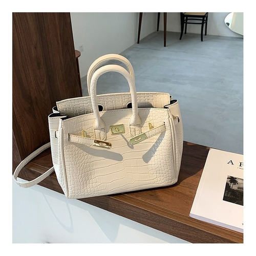 Cartera Bandolera Lo Último 2022 Ruffine. Acabado De Los Herrajes Oro Suave Color Blanco Diseño De La Tela Croco