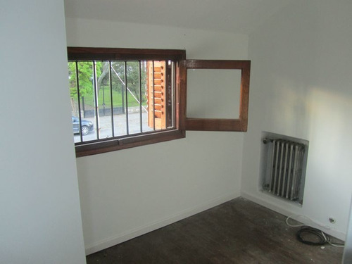 Venta Chalet Estilo Vasco O Importante Lote Para Emprendimiento Edilicio - 3 Dorm. Y 2 Escritorios Con Amplio Parque