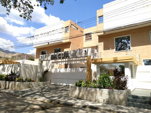 Lisbeth Garcia Vende Townhouse En La Urb. Cantarrana