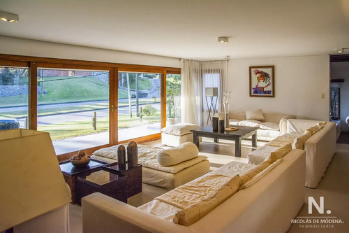 Casa A La Venta En Playa Mansa Punta Del Este, Gran Tamaño Ubicada En Zona Privilegiada.