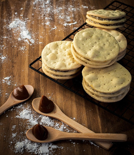 Imagen 2 de 4 de Alfajor De Hojarascas Lili´s, Display X4 Unidades.