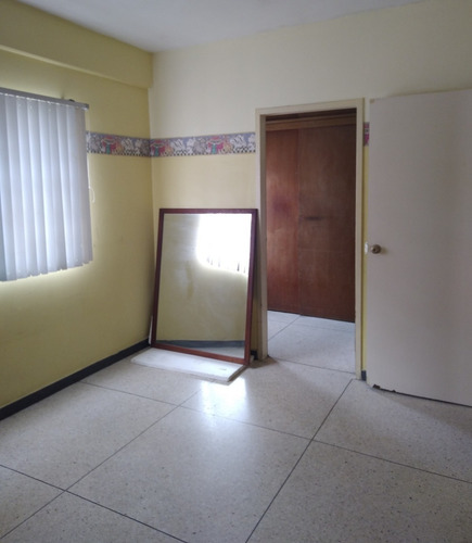 Imagen 10 de 21 de Casa-quinta De Dos Plantas En Calle Cerrada