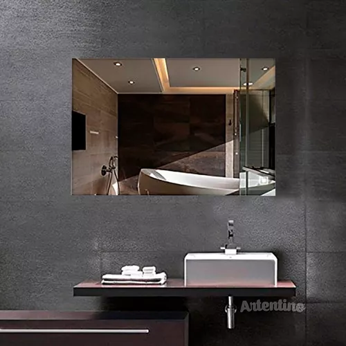 Cuarto De Baño Con Espejo Rectangular Colgado De La Pared Y Ducha Imagen de  archivo - Imagen de apartamento, interior: 264424909