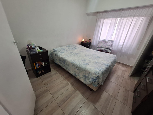 Ph En Planta Baja De Tres Ambientes Con Patio. Chacabuco 3700