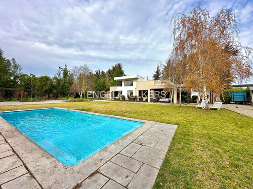 Casa En Parcela Con Gran Jardín No Perimetral