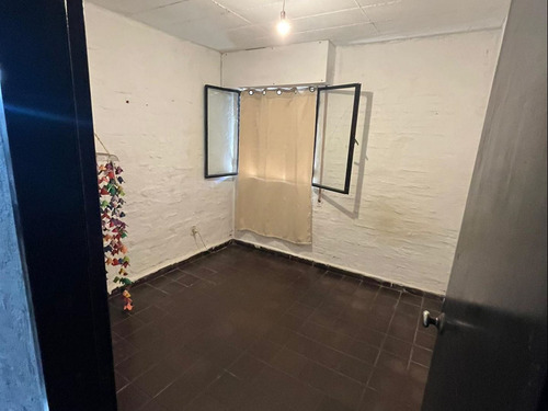 Apartamento De 4 Dormitorios Ubicado En Cobena.