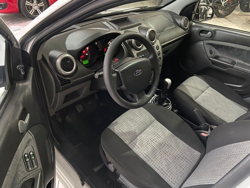 Imagem 6 de 11 de Ford - Fiesta Sedan Class 1.6 Completo 2013