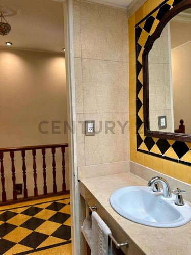 Casa De Estilo En Venta En La Plata