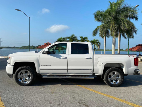 Imagen 8 de 15 de Chevrolet Cheyenne 2017 5.4 2500 Doble Cab Ltz 4x4 At