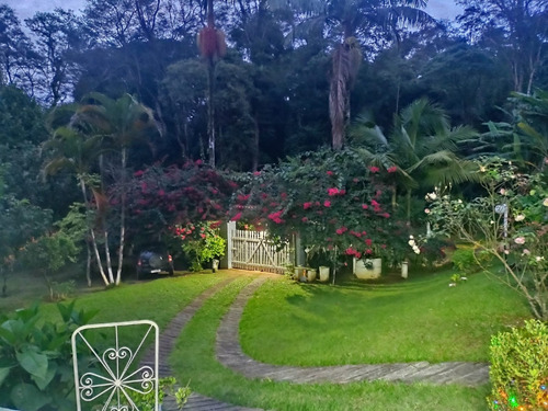 Linda Chácara Com Casa, Área De Lazer Com Piscina E Pomar Em Colheita