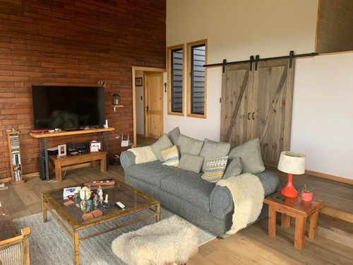 Casa En Venta De 7 Dorm. En Puerto Varas