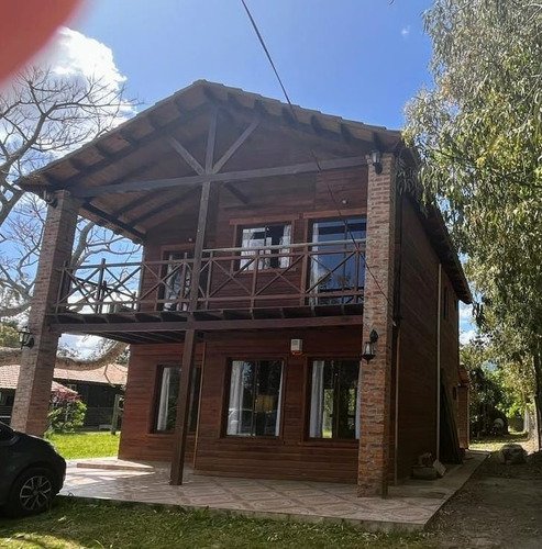 Imagen 1 de 13 de Casa De Dos Piso A Mitad De Cuadra, A Una Cuadra Y Media De La Palaya, Por Parada 23.