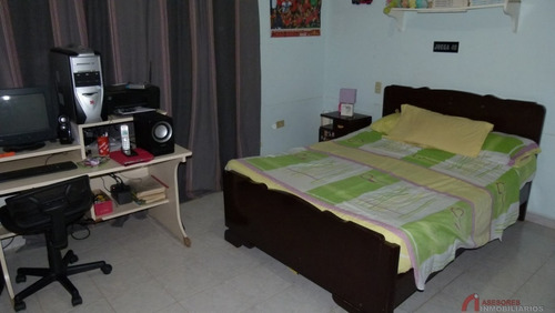 Imagen 5 de 13 de Casa ( Amplio Terreno) Ubicada En La Av. Ollarvides De La Puerta Maraven.