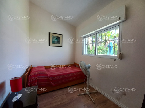 Vende Casa De 3 Dormitorios Totalmente Reformada. Con Piscina Climatizada. Cerca De Colegios, Punta Del Este