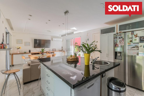 Venta - Casa 6 Ambientes - Coghlan
