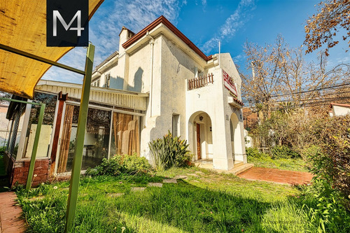 Casa En Venta De 4 Dorm. En Ñuñoa
