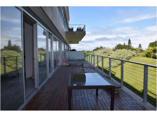 Apartamento En Brava, 3 Dormitorios *- Ref: 2566